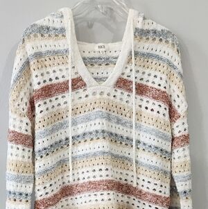 BKE Textured Knit Sweater in Cream and Gray